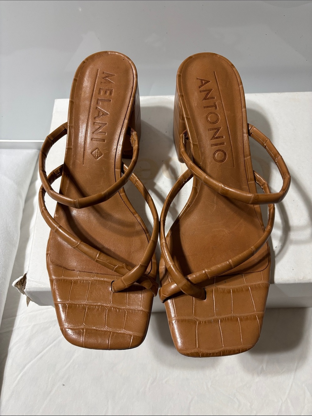 ANTONIO MELANI Tan Croc-Embossed Strappy Square-Toe Heeled Sandals. EUC